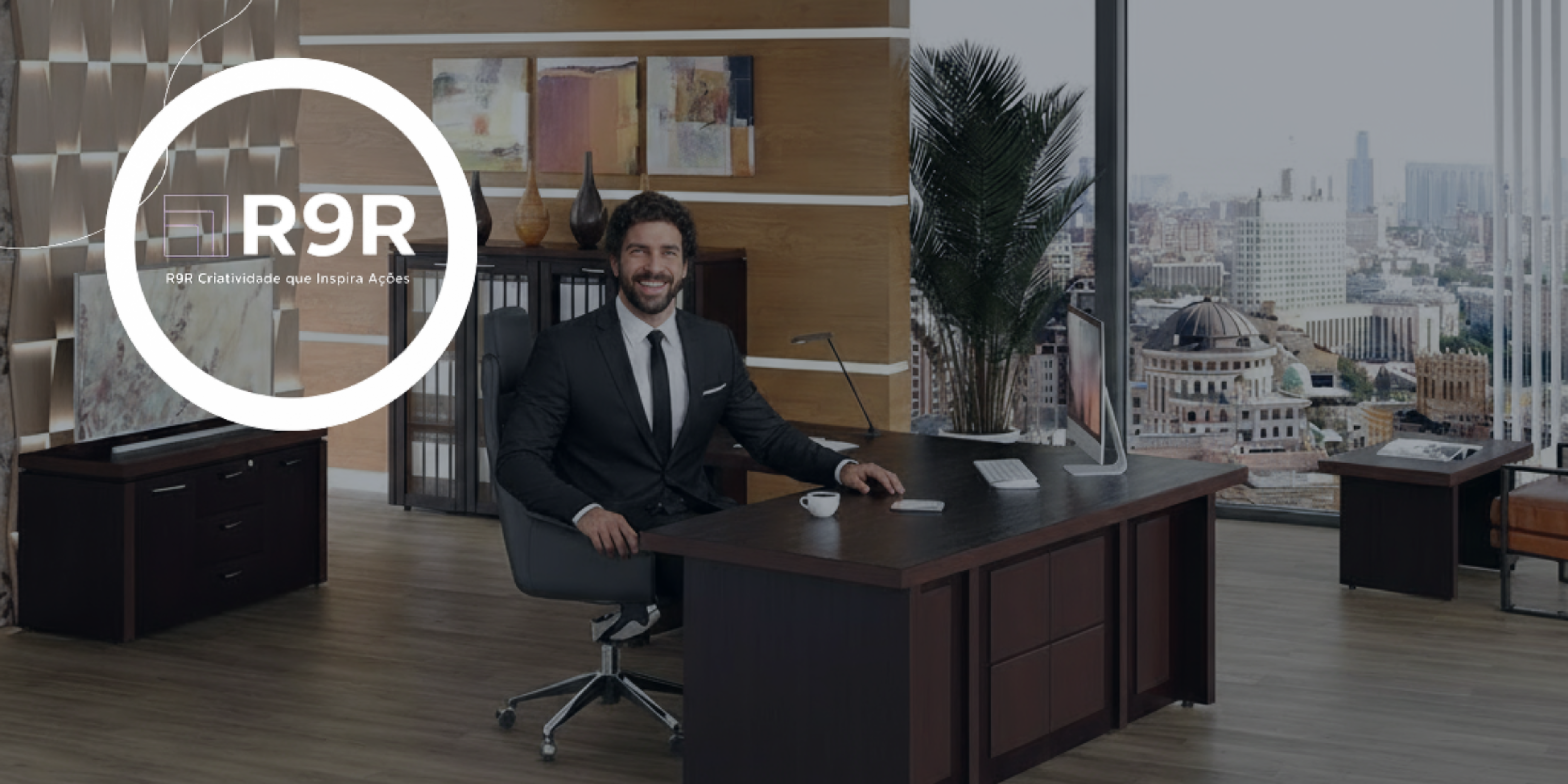 Empresário confiante analisando gráficos de crescimento em escritório moderno